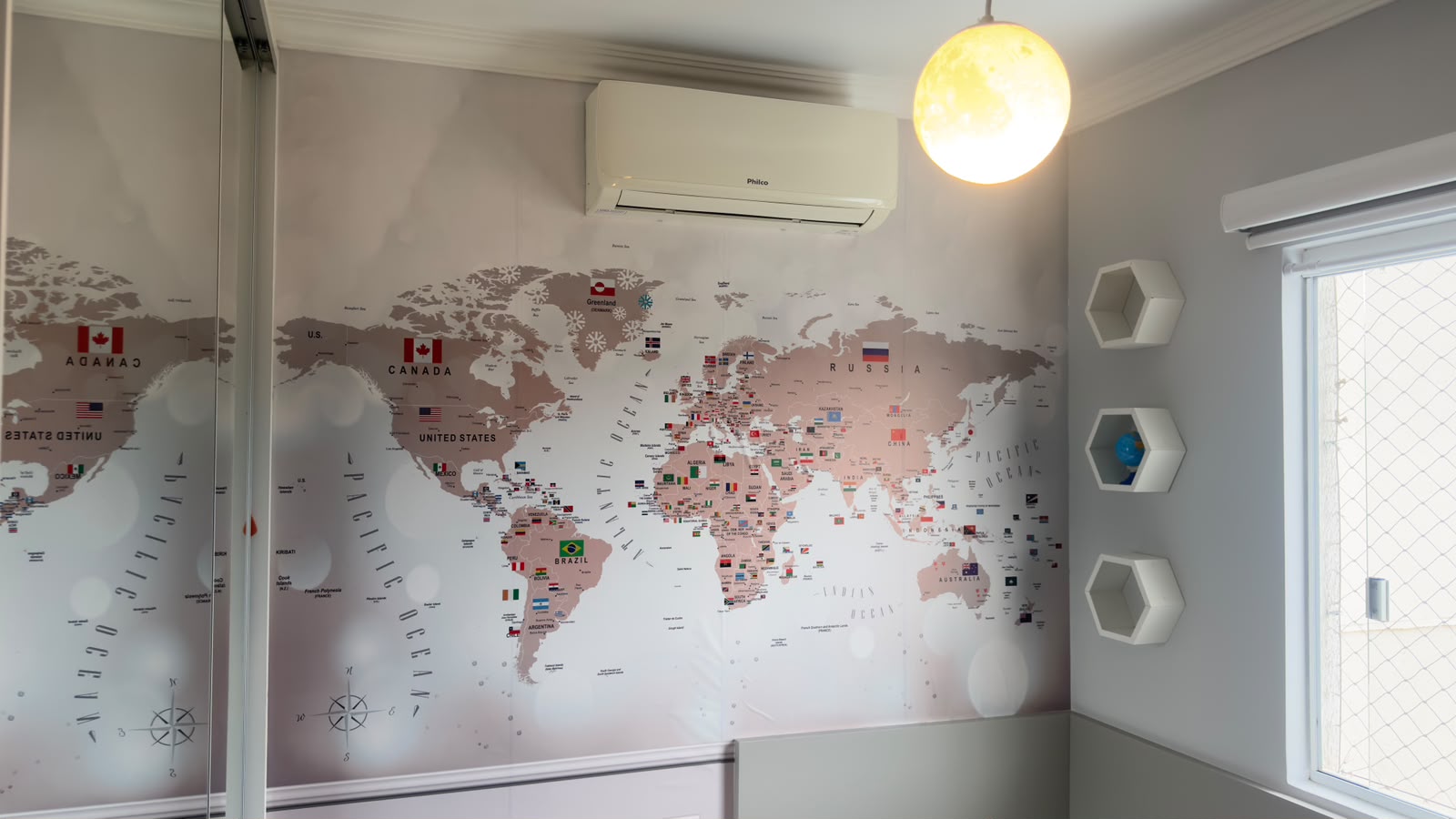 Painel de mapa-múndi em quarto infantil