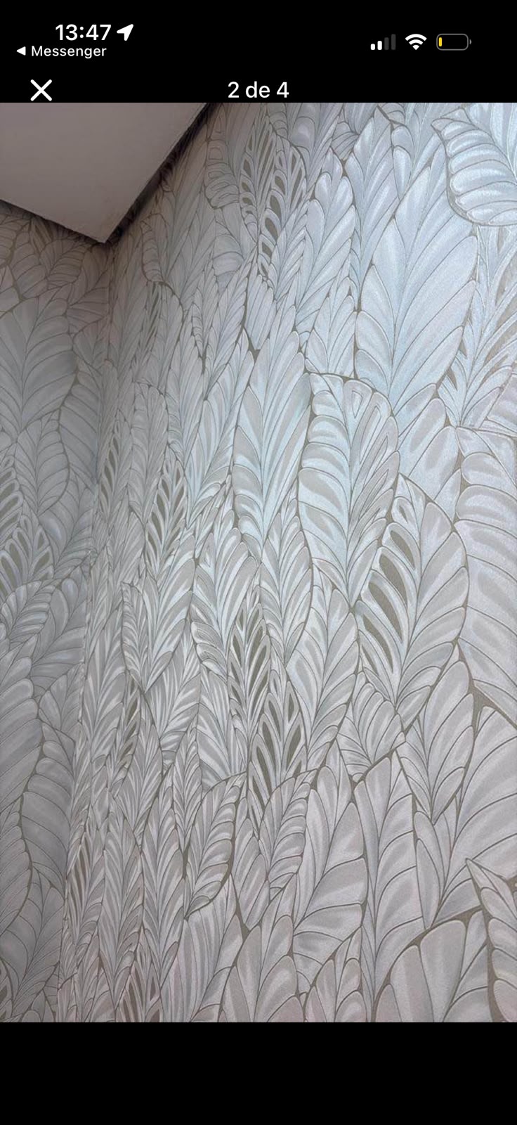 Papel de parede com folhagens em relevo
